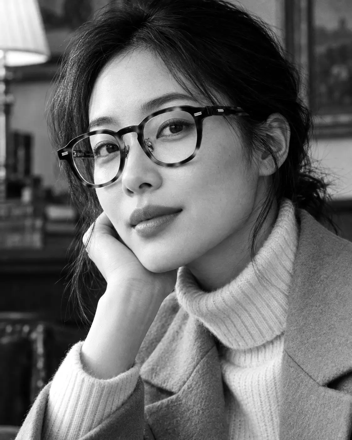 Boslington 8 착용 여성 모델, 흑백 AI 스타일링 이미지